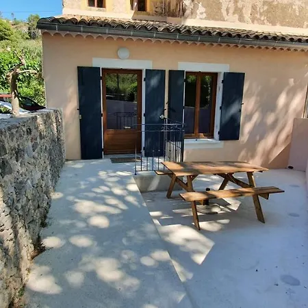 Apartment Le Tras Castel, 4 Places Jardin Piscine